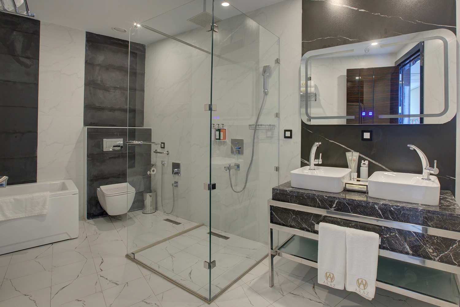 bathroom دسشویی و حمام هتل آراز